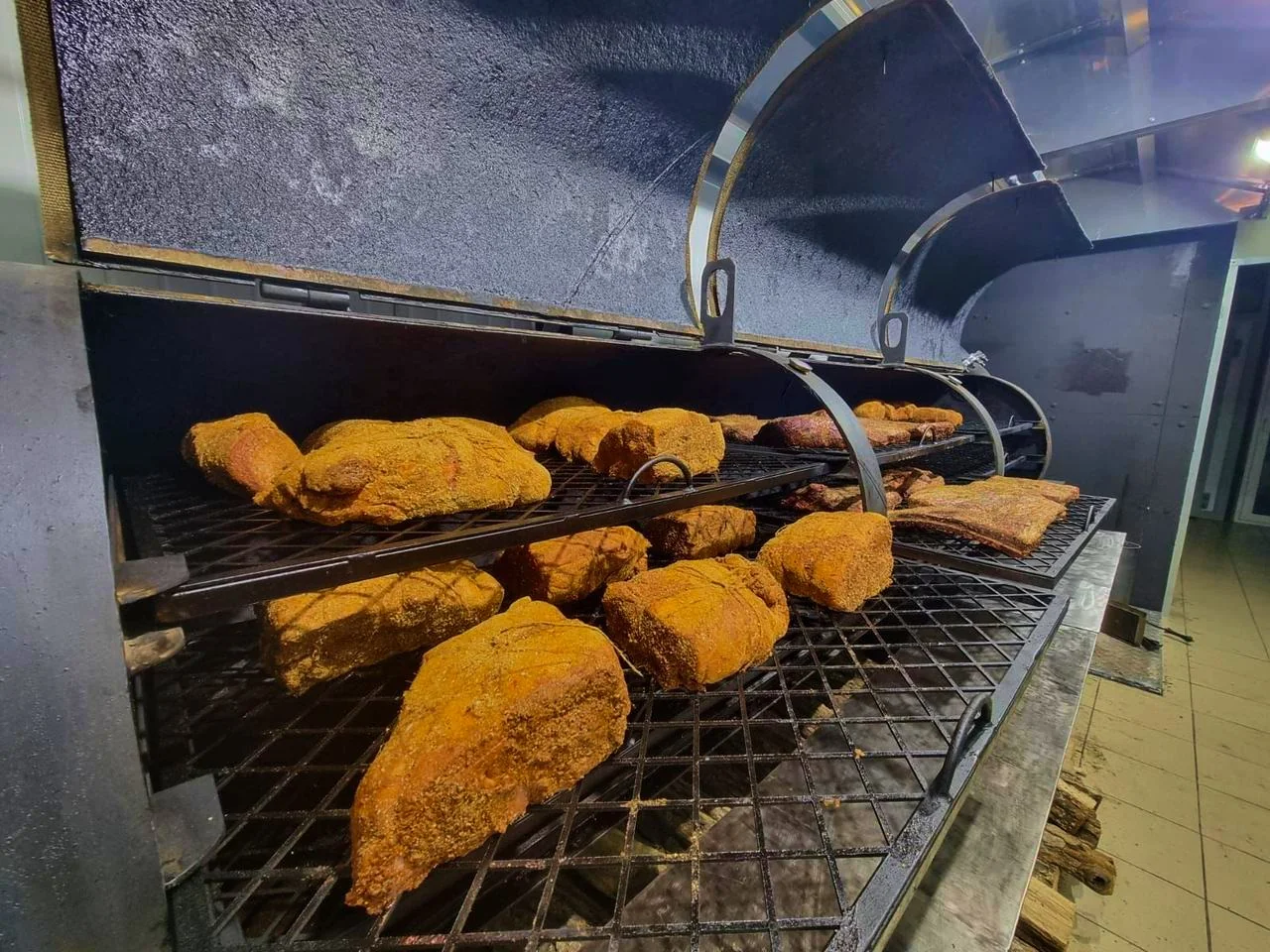 Продукция на решётках смокера на производстве PIT MASTER — фотография из презентации компании
